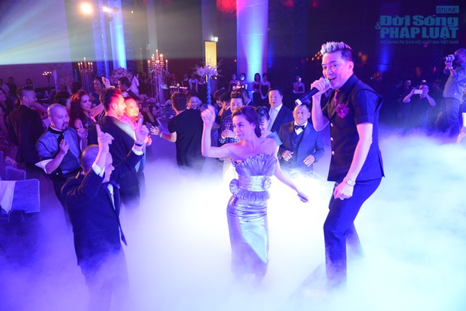 Hồ Ngọc Hà chân đất nhảy cực sung, 