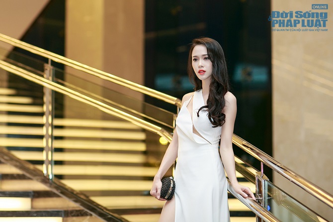 Vũ Ngọc Anh diện váy xẻ cao 