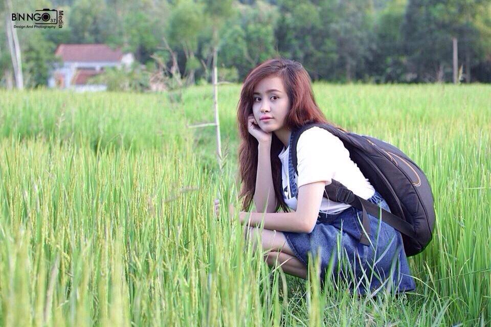 Facebook sao 24h: Bằng Kiều, Đông Nhi thi nhau chu môi tự sướng