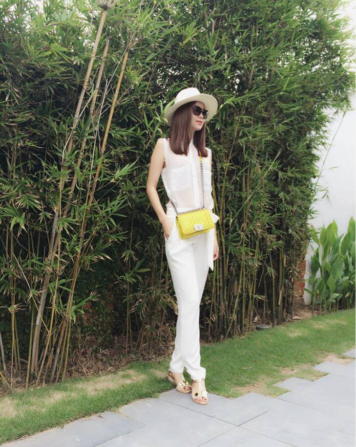 Facebook sao 24h: Bằng Kiều, Đông Nhi thi nhau chu môi tự sướng