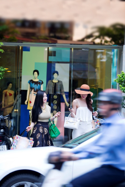 Hồ Ngọc Hà phong cách trên phố cuối tuần với xế bạc tỷ