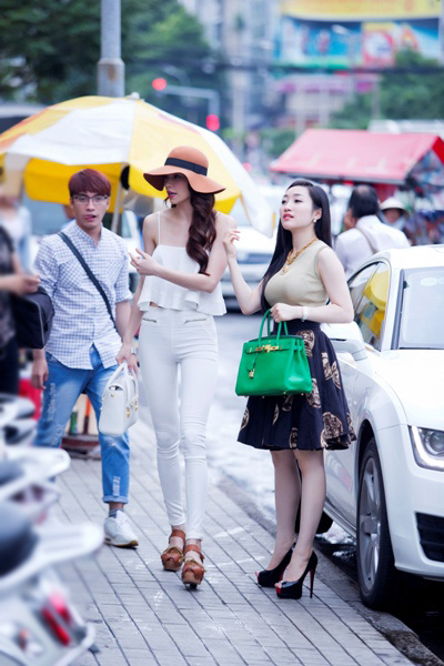 Hồ Ngọc Hà phong cách trên phố cuối tuần với xế bạc tỷ