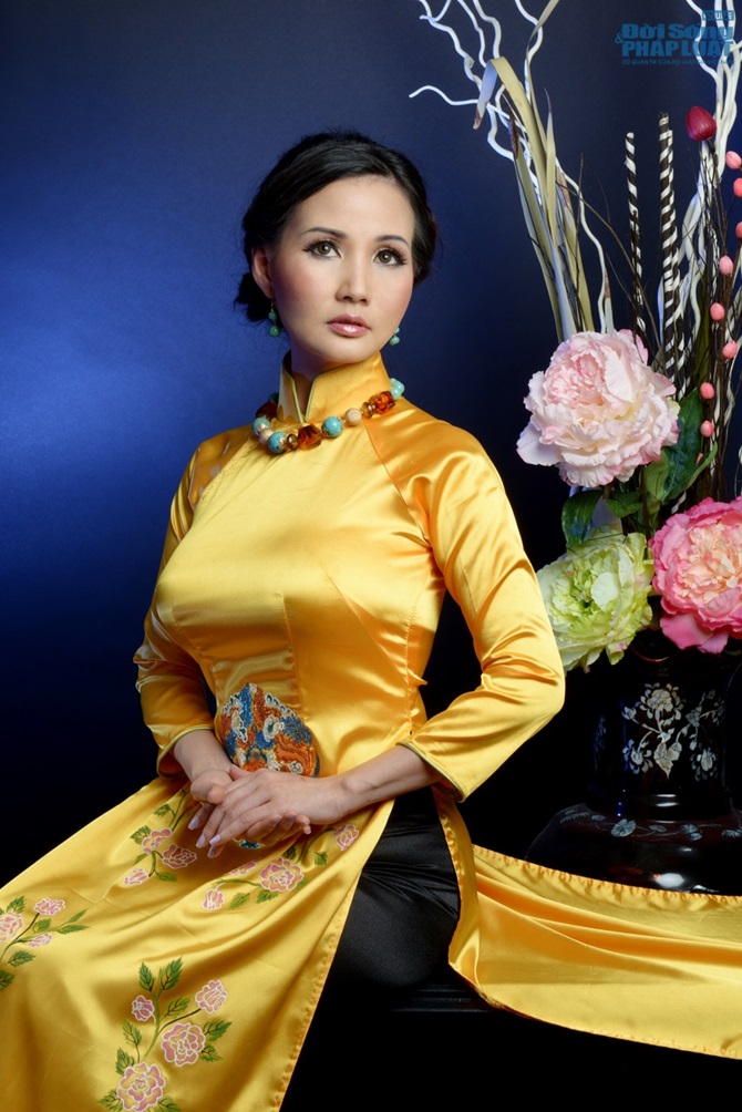 HH Sonya Sương Đặng quý phái trong áo dài vàng quyền quý