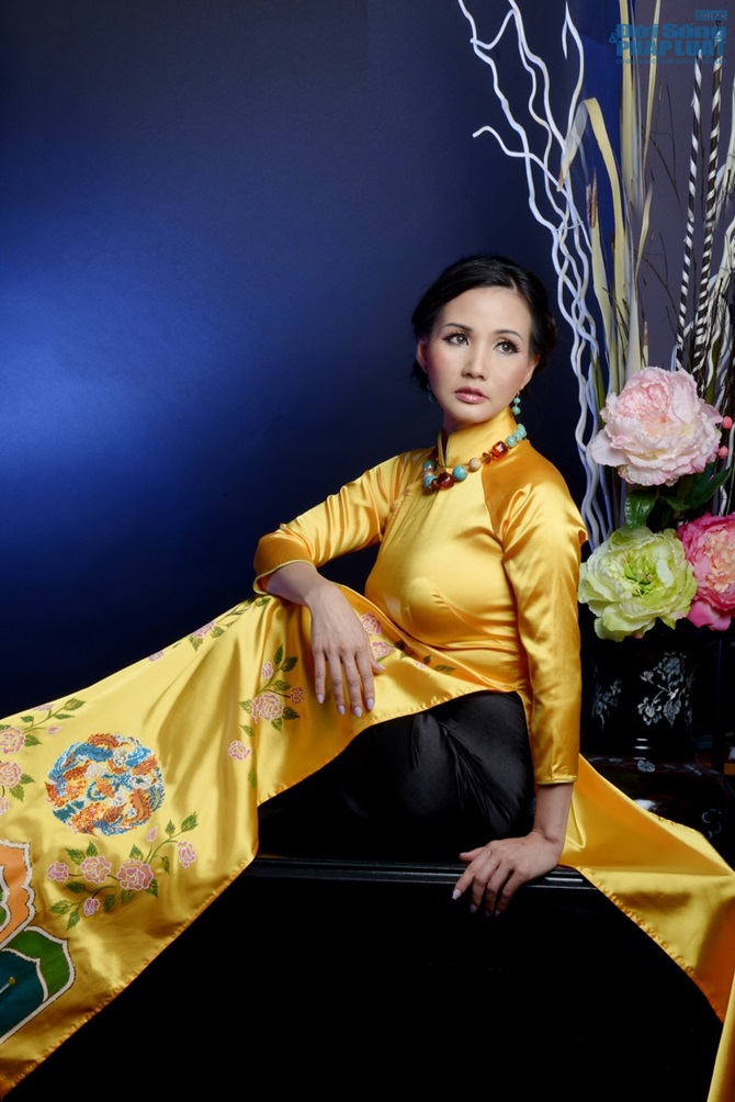 HH Sonya Sương Đặng quý phái trong áo dài vàng quyền quý