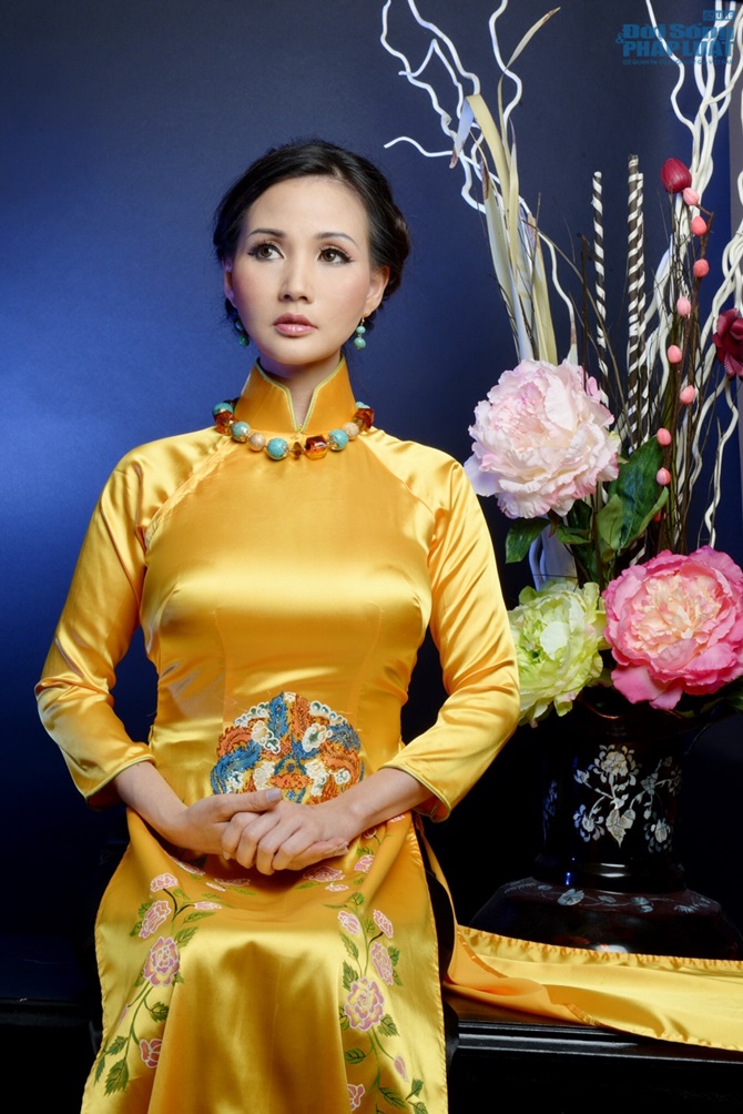 HH Sonya Sương Đặng quý phái trong áo dài vàng quyền quý