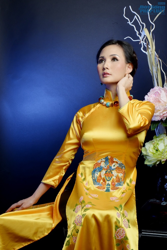 HH Sonya Sương Đặng quý phái trong áo dài vàng quyền quý