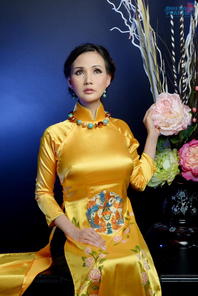 HH Sonya Sương Đặng quý phái trong áo dài vàng quyền quý