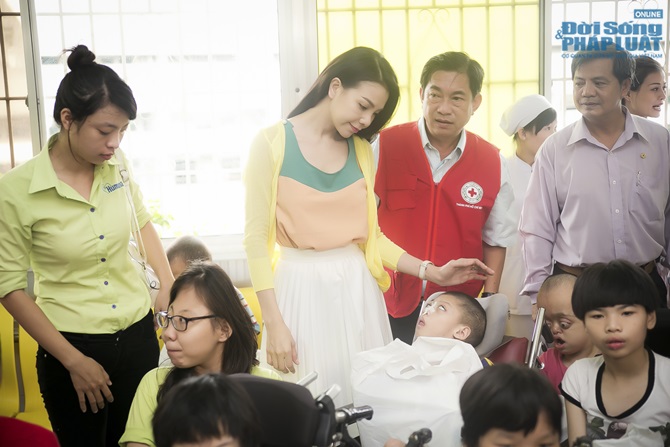 Trà Ngọc Hằng âu yếm, vui chơi cùng trẻ nhiễm chất độc da cam