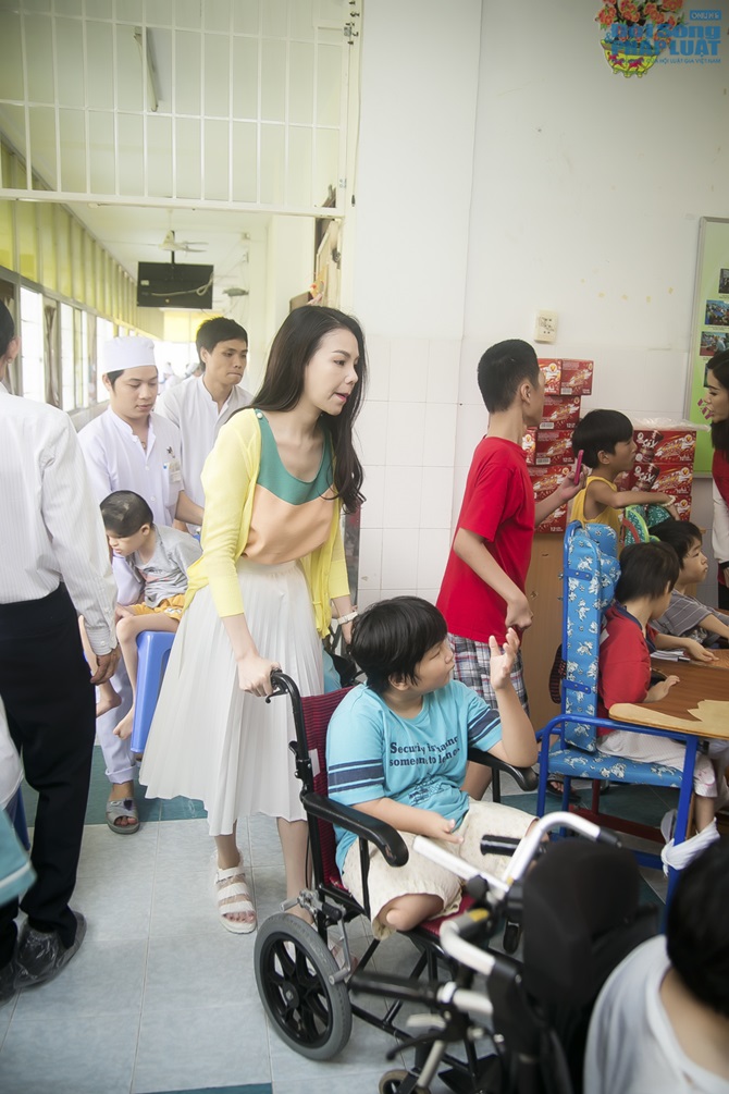 Trà Ngọc Hằng âu yếm, vui chơi cùng trẻ nhiễm chất độc da cam