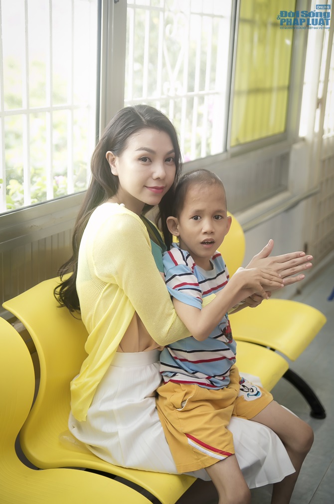 Trà Ngọc Hằng âu yếm, vui chơi cùng trẻ nhiễm chất độc da cam