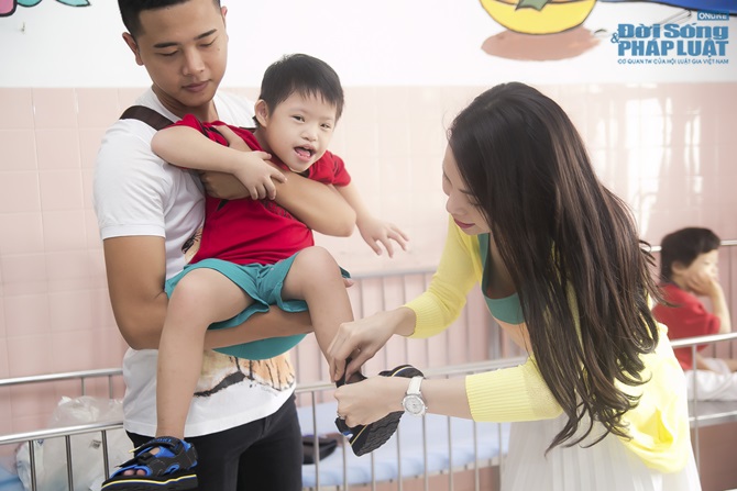 Trà Ngọc Hằng âu yếm, vui chơi cùng trẻ nhiễm chất độc da cam