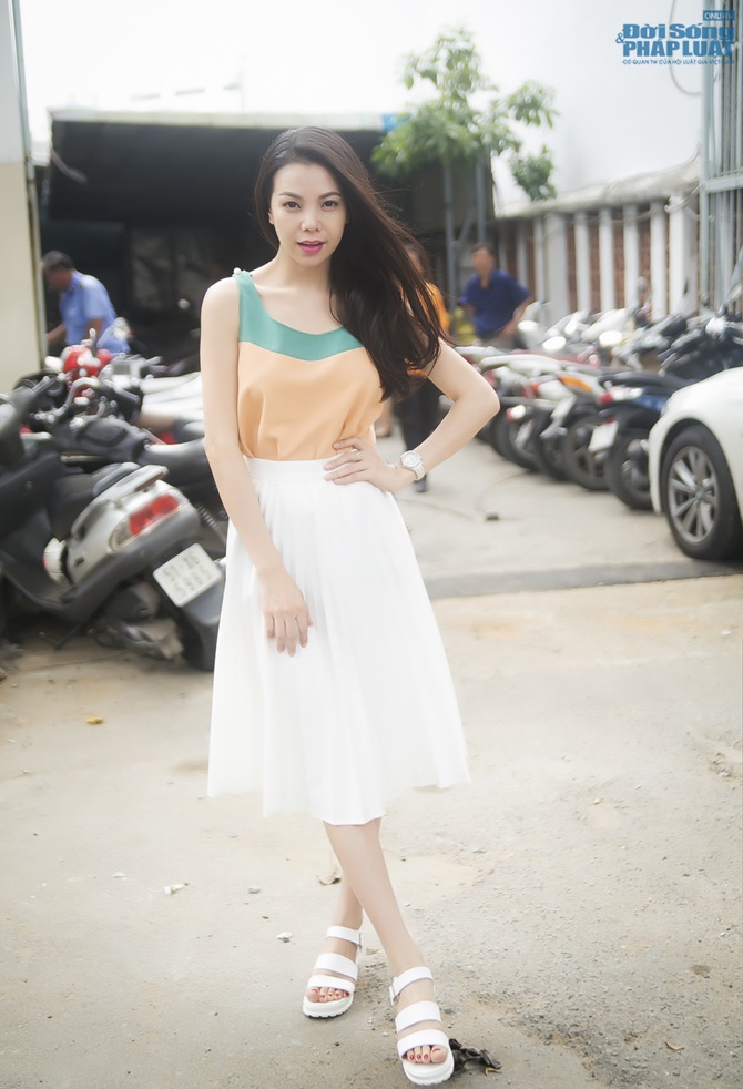 Trà Ngọc Hằng âu yếm, vui chơi cùng trẻ nhiễm chất độc da cam