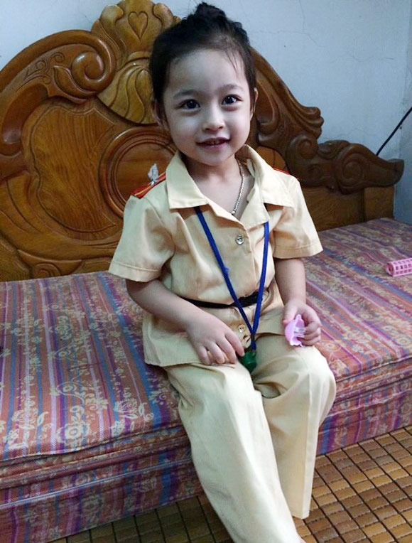 Phát sốt với bé gái có gương mặt giống hệt Chipu