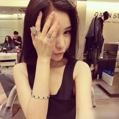 Nhìn lại những bức ảnh khoe cuộc sống giàu sang của mỹ nữ bán dâm