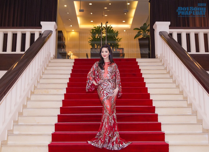 Giáng My lộng lẫy, kiêu sa trong đêm thơ nhạc gây quỹ vì biển đảo