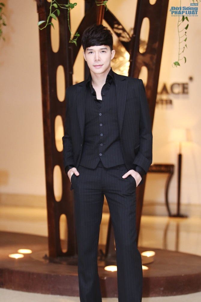 Nathan Lee diện veston Yves Saint Laurent lịch lãm và đẳng cấp