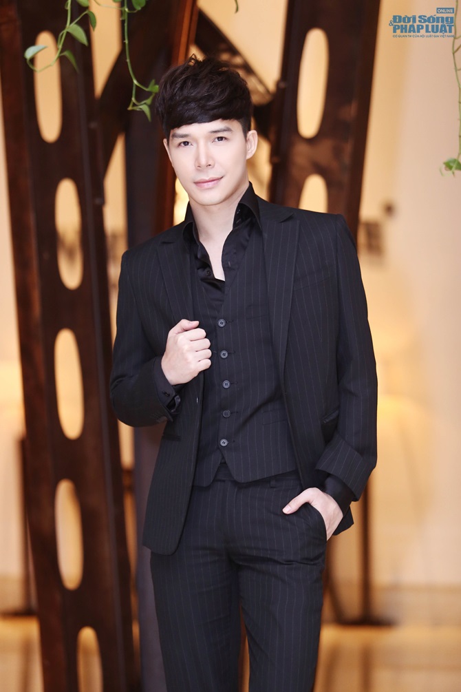 Nathan Lee diện veston Yves Saint Laurent lịch lãm và đẳng cấp