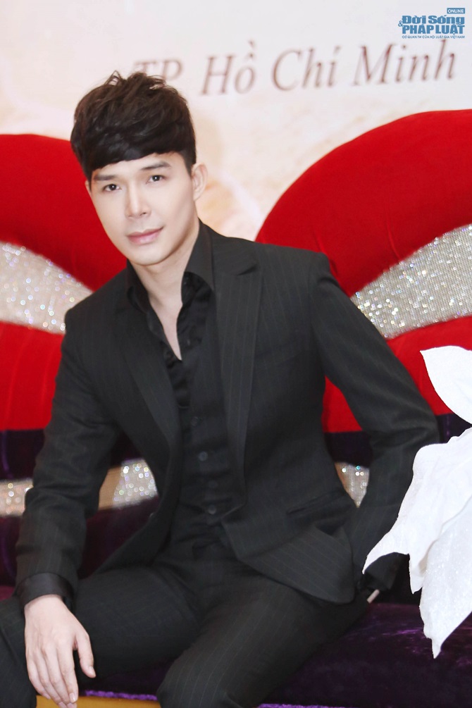 Nathan Lee diện veston Yves Saint Laurent lịch lãm và đẳng cấp