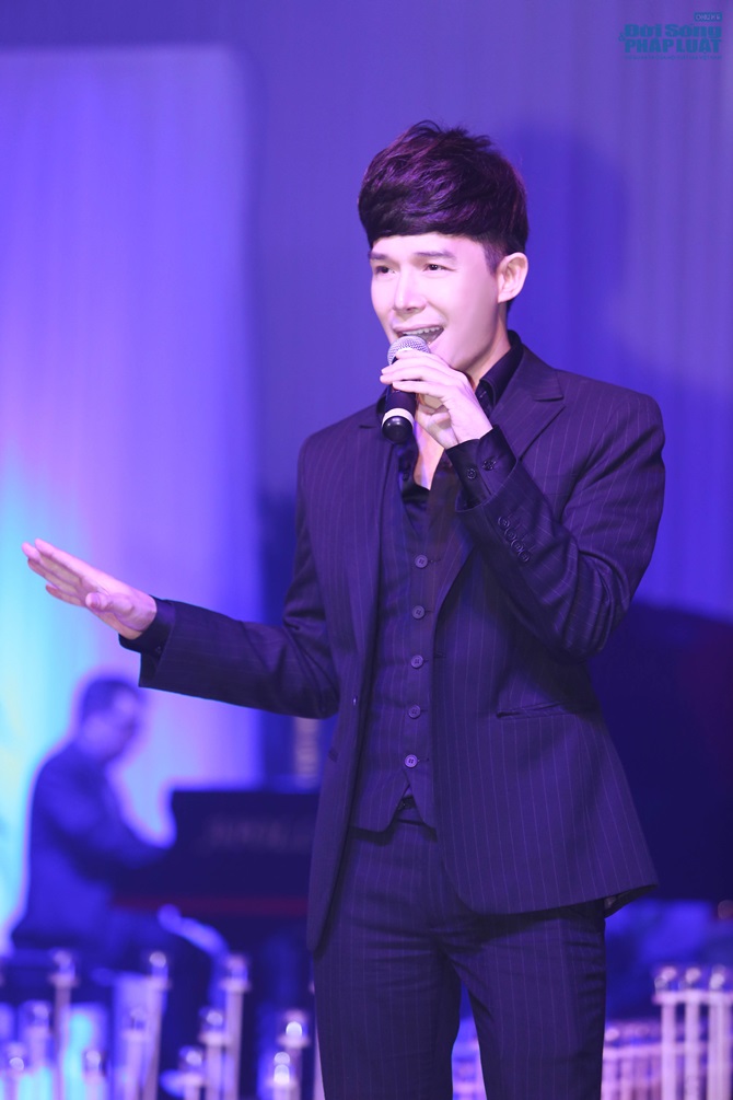 Nathan Lee diện veston Yves Saint Laurent lịch lãm và đẳng cấp