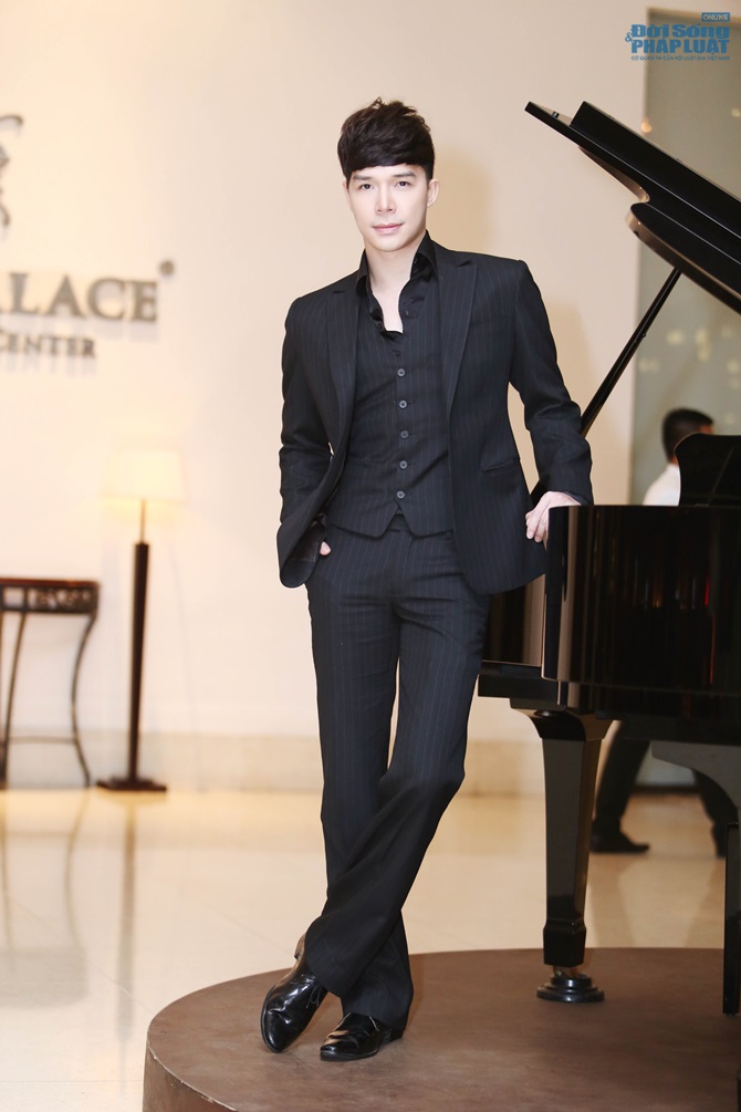 Nathan Lee diện veston Yves Saint Laurent lịch lãm và đẳng cấp