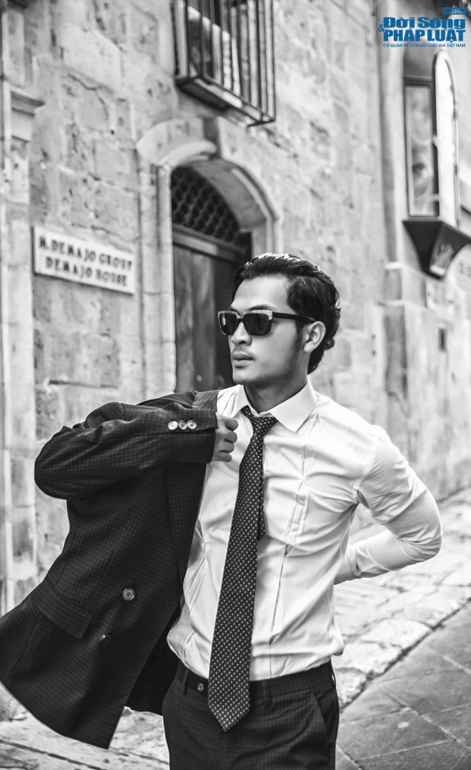 Á vương Vũ Tuấn Việt lịch lãm ở Paris