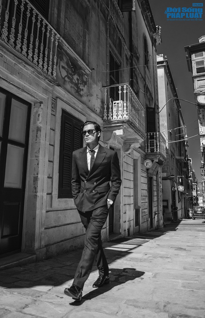 Á vương Vũ Tuấn Việt lịch lãm ở Paris