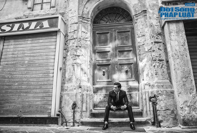 Á vương Vũ Tuấn Việt lịch lãm ở Paris