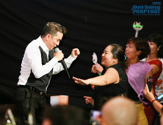 Mr Đàm thân thiết với MC Phan Anh, 