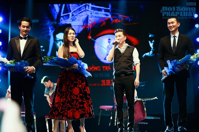 Khánh Bình giả giọng nữ hát 