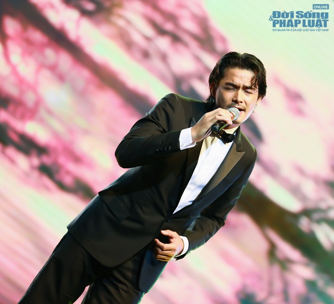 Khánh Bình giả giọng nữ hát 