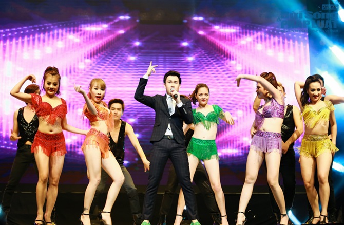 Khánh Bình giả giọng nữ hát 