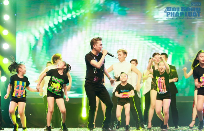 Khánh Bình giả giọng nữ hát 