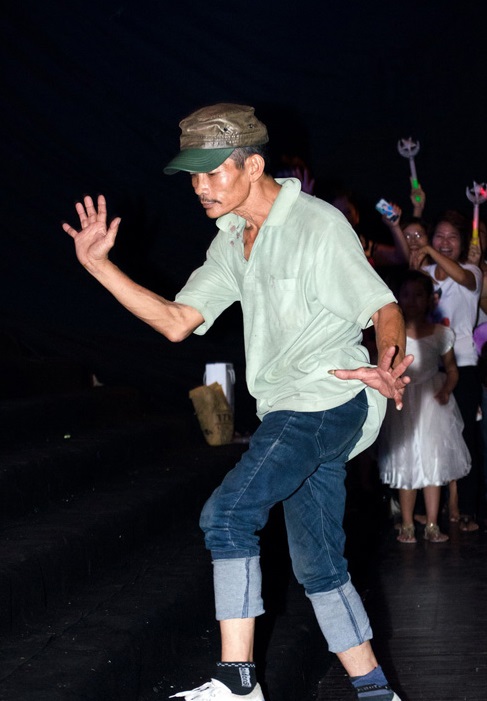 Mr Đàm thân thiết với MC Phan Anh, 