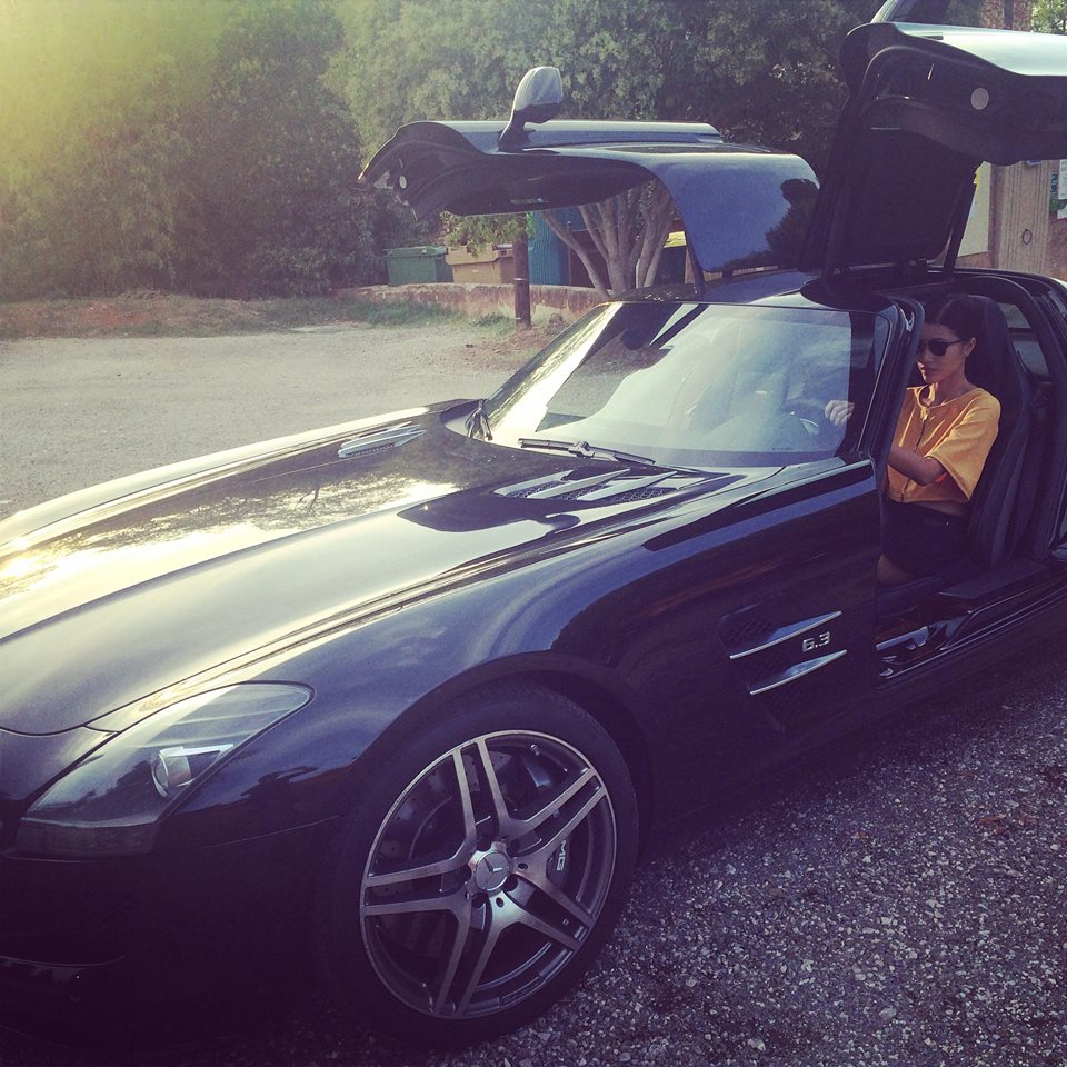 Trang Lạ lái siêu xe 