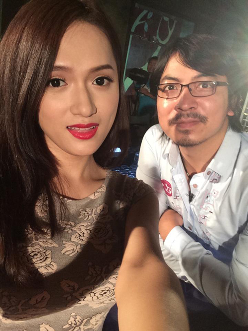 Ngọc Trinh, Linh Chi diện nội y uốn éo trên máy bay