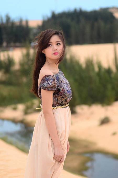 Ngọc Trinh, Linh Chi diện nội y uốn éo trên máy bay