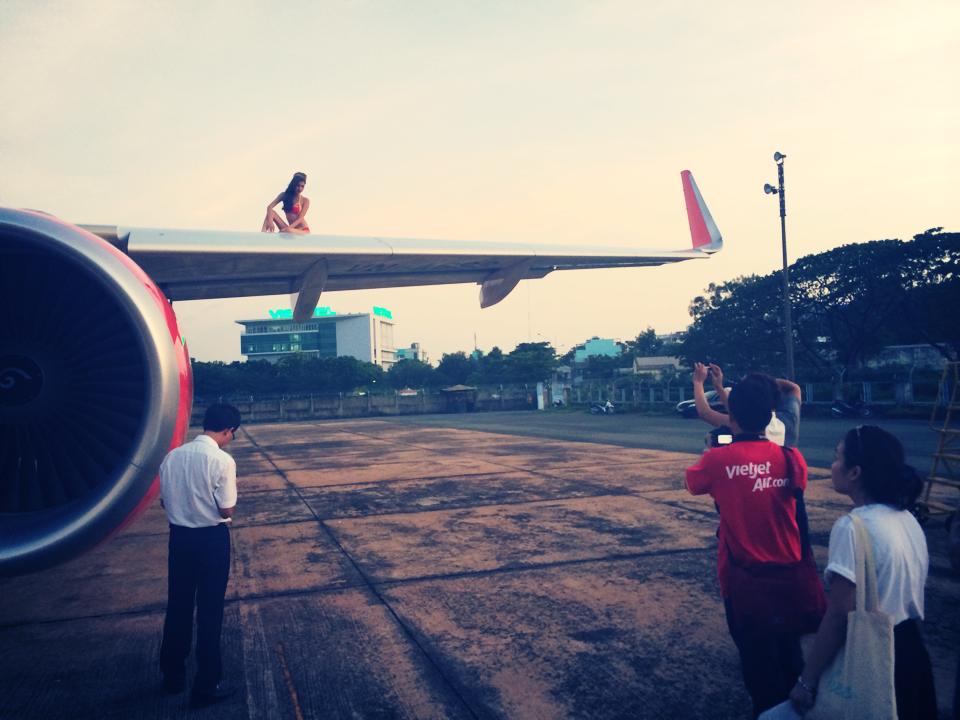 Dàn mẫu Venus trèo lên cánh máy bay cao chót vót chụp hình