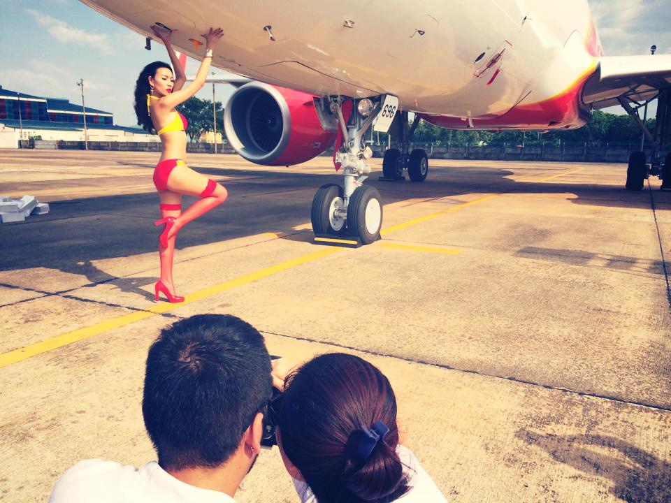 Dàn mẫu Venus trèo lên cánh máy bay cao chót vót chụp hình
