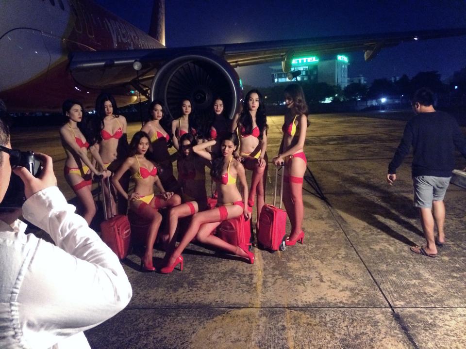 Dàn mẫu Venus trèo lên cánh máy bay cao chót vót chụp hình
