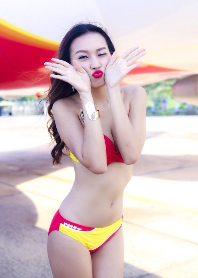 Dàn mẫu Venus trèo lên cánh máy bay cao chót vót chụp hình