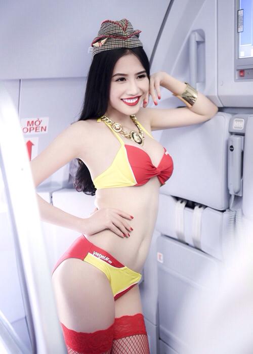 Dàn mẫu Venus trèo lên cánh máy bay cao chót vót chụp hình