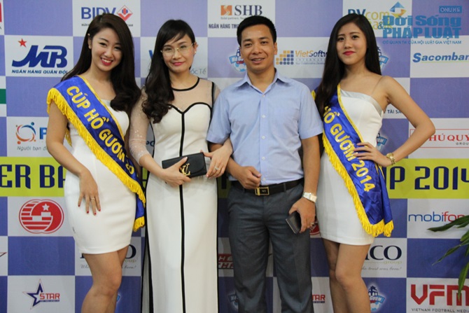 Ngọc Trinh ra Hà Nội tham dự lễ khai mạc giải bóng đá Cúp Hồ Gươm