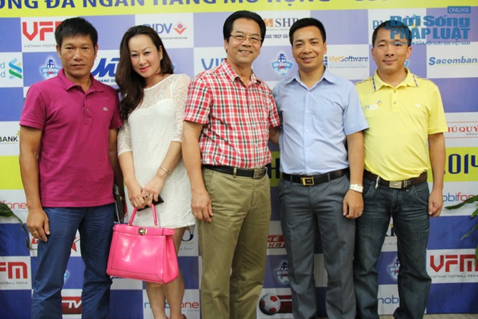 Ngọc Trinh ra Hà Nội tham dự lễ khai mạc giải bóng đá Cúp Hồ Gươm