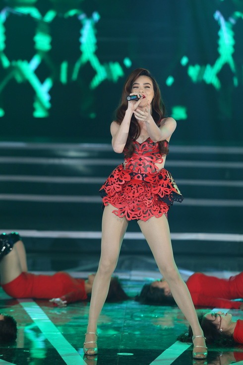 Hồ Ngọc Hà diện đầm ngắn cũn nhảy cực sung