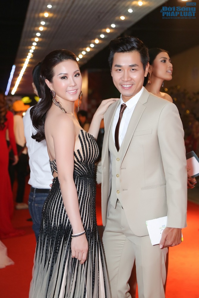 Hoa hậu Thu Hoài diện đầm gắn 9700 viên đá quý