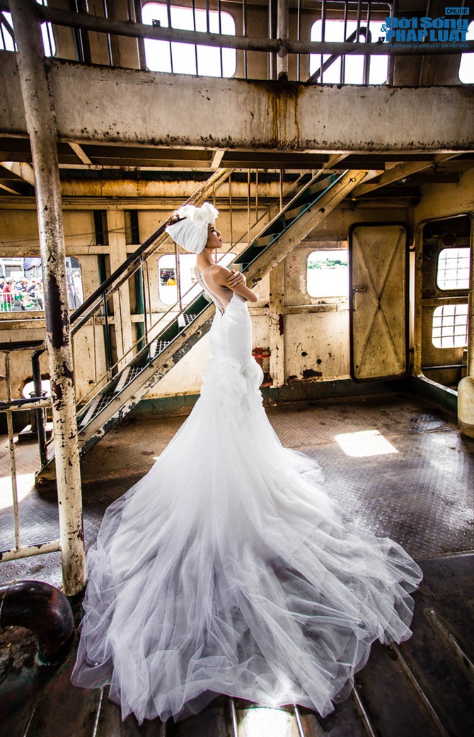 Siêu mẫu Lệ Quyên lạnh lùng bên chuyến phà chiều Siêu mẫu Lệ Quyên lạnh lùng bên chuyến phà chiều