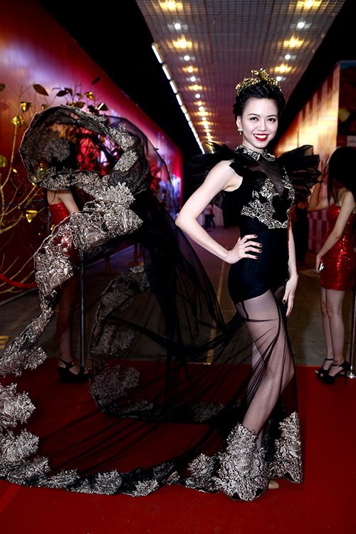 Vũ Hoàng Điệp diện váy quét đất, đầu đội vương miện như Nữ hoàng Vũ Hoàng Điệp diện váy quét đất, đầu đội vương miện như Nữ hoàng