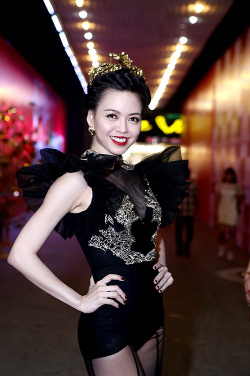 Vũ Hoàng Điệp diện váy quét đất, đầu đội vương miện như Nữ hoàng Vũ Hoàng Điệp diện váy quét đất, đầu đội vương miện như Nữ hoàng