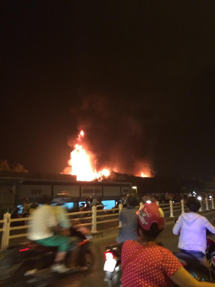 Cháy bar Luxury Hà Nội: Hàng trăm khách nháo nhào bỏ chạy