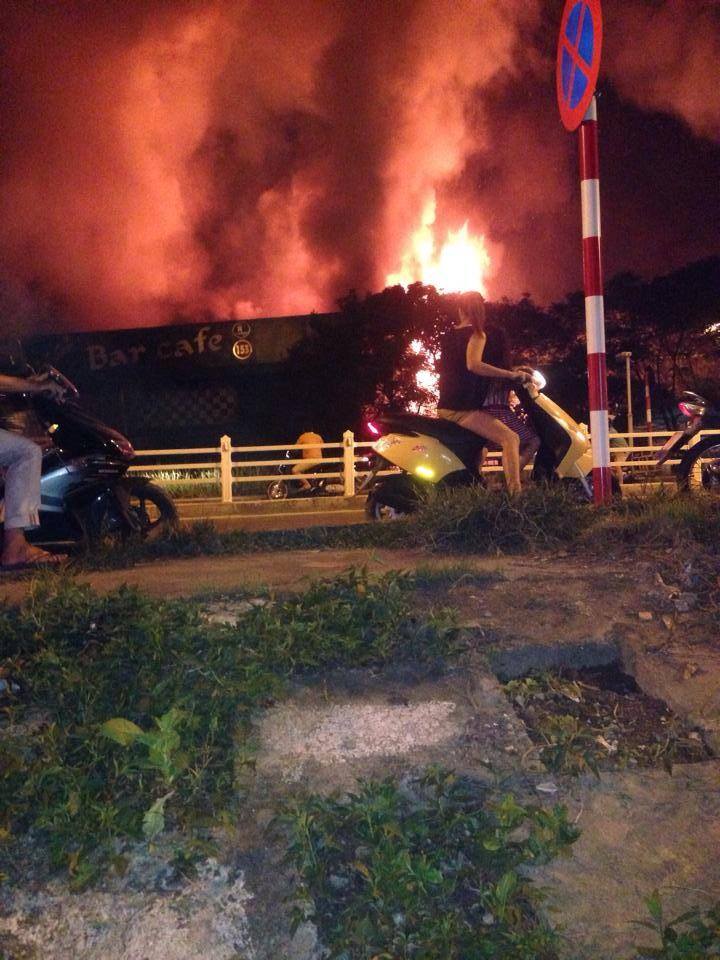 Cháy bar Luxury Hà Nội: Hàng trăm khách nháo nhào bỏ chạy